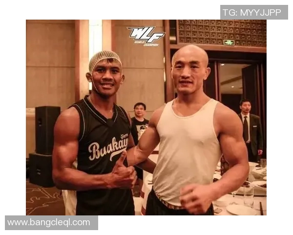 足球明星跨界挑战拳击训练展现全新运动魅力与拼搏精神 足球明星跨界挑战拳击训练展现全新运动魅力与拼搏精神