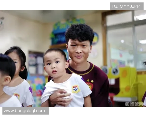 足球明星与抓娃娃的趣味瞬间精彩合集,展现运动员生活中的另一面 足球明星与抓娃娃的趣味瞬间精彩合集,展现运动员生活中的另一面